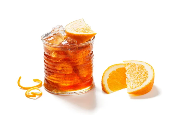 Бокал Негрони Апельсином Алкогольный Напиток Ромом Вермутом Белом Фоне — стоковое фото