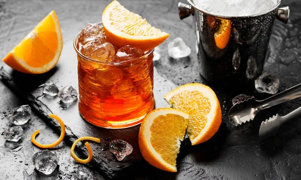 Бокал Негрони Апельсином Алкогольный Напиток Ромом Вермутом Тёмном Каменном Столе — стоковое фото