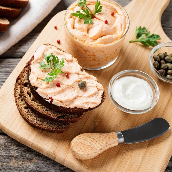 Salmone Affumicato Patè Formaggio Morbido Con Pane Integrale Capperi Fondo — Foto Stock