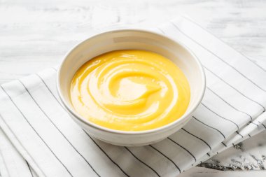 Ev yapımı vanilyalı muhallebi ya da limonlu puding..