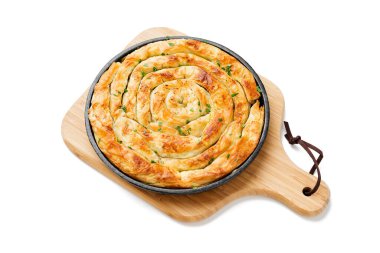 Beyaz arka planda izole edilmiş geleneksel peynirli pilavlı börek. .