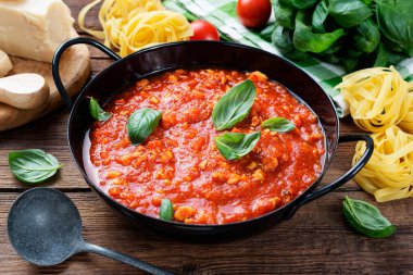 Makarna veya spagetti için tavuk etli geleneksel İtalyan bolonez sosu..