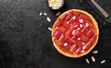 Rubarb Pie ya da bademli tart. Sağlıklı ev yapımı yaz tatlısı, vegan ravent turtası..