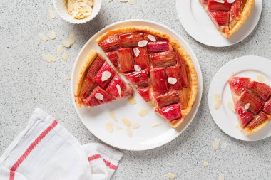 Rubarb Pie ya da bademli tart. Sağlıklı ev yapımı yaz tatlısı, vegan ravent turtası..