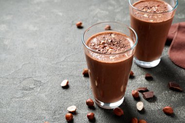 Muz ve fındıklı çikolatalı smoothie.