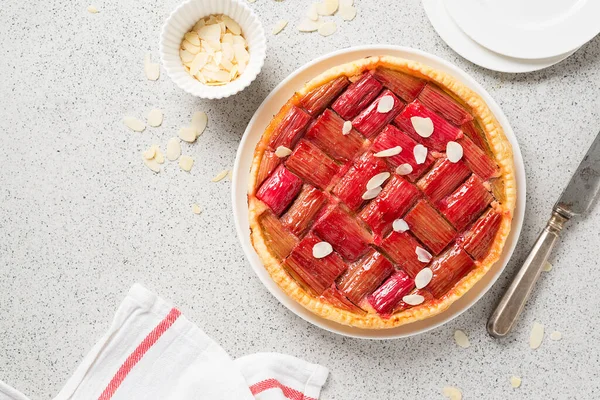 Rhubarb Pie或Tart与杏仁 健康的自制夏季甜点 素食大黄派 — 图库照片