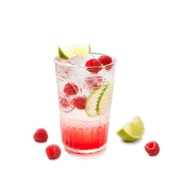 Ahududu ezmesi taze böğürtlen ve limonla ferahlatıcı soğuk bir kokteyl. beyaz arkaplanda izole edilmiş