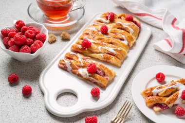 Örülmüş ahududu çöreği, jöle ve taze böğürtlen..