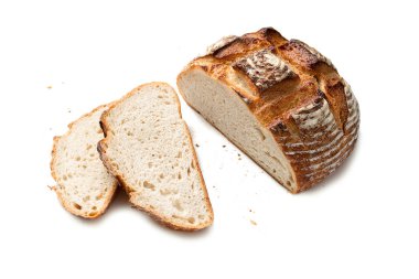 Lezzetli dilimlenmiş taze pişmiş ekmek, beyaz arka planda izole edilmiş.