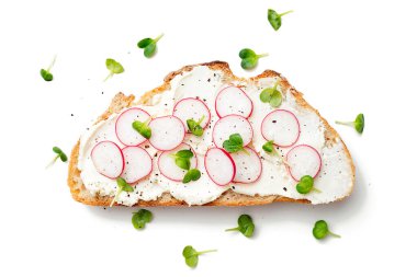 Krem peynirli kızarmış ekmek ve beyaz arka planda izole edilmiş dilimlenmiş turp.