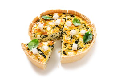 Vejetaryen ıspanaklı turta ya da beyaz arka planda beyaz peynirli kiş.