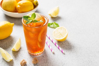 Limonlu buzlu çay, naneli ve buzlu. Buzlu soğuk yaz içeceği..