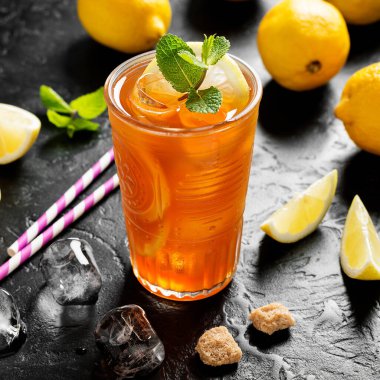 Limonlu buzlu çay, naneli ve buzlu. Buzlu soğuk yaz içeceği..