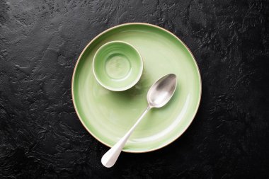 Siyah arka planda yeşil plakalar. Üst görünüm