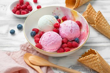 Taze dutlu dondurma kepçeleri.