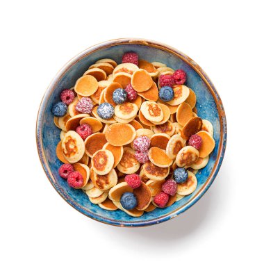 Moda yemekler. Küçük krepler ve taze böğürtlenlerle kahvaltı. beyaz arkaplanda izole