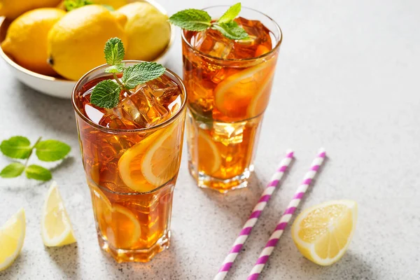 Холодный Чай Лимоном Мятой Кубиками Льда Холодный Летний Напиток — стоковое фото