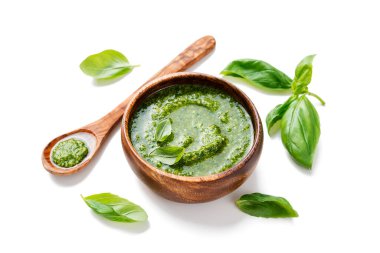 Geleneksel İtalyan soslu pesto. Beyaz arka planda izole edilmiş ahşap bir kasede yeşil fesleğen.