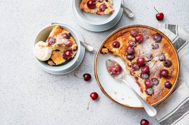 Geleneksel Fransız turtası, vişneli ve dondurmalı. en üstteki görünüm