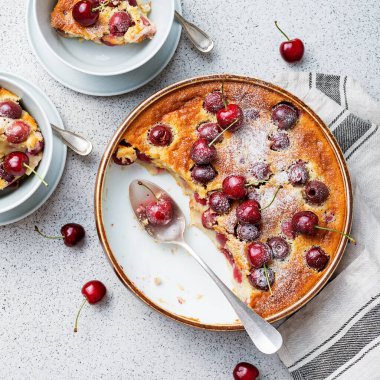 Geleneksel Fransız turtası, vişneli ve dondurmalı. en üstteki görünüm