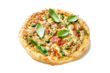 Taze pişmiş ev yapımı pizza ya da fesleğen soslu turta, mozzarella peyniri ve taze fesleğen yaprağı. beyaz arkaplanda izole
