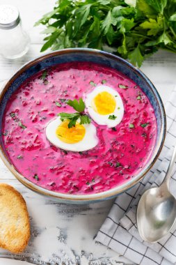 Yaz soğuk pancar çorbası, taze sebzeler ve haşlanmış yumurta..