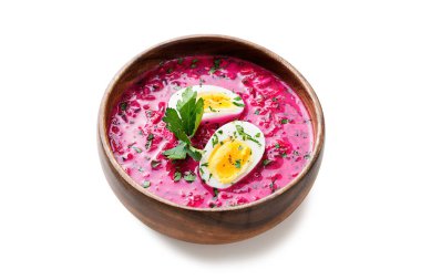 Yaz soğuk pancar çorbası, taze sebzeler ve haşlanmış yumurta. beyaz arkaplanda izole