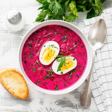 Yaz soğuk pancar çorbası, taze sebzeler ve haşlanmış yumurta..