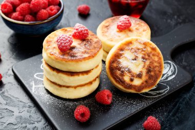 Süzme peynirli börek ya da ahududulu şurup. Lezzetli tatlı ya da tatlı kahvaltı. Rus, Ukrayna mutfağı yemekleri