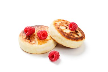 Süzme peynirli börek ya da ahududulu şurup. Lezzetli tatlı ya da tatlı kahvaltı. Rus, Ukrayna mutfağı yemekleri. beyaz arkaplanda izole