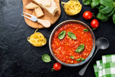 Makarna veya spagetti için tavuk etli geleneksel İtalyan bolonez sosu. en üstteki görünüm