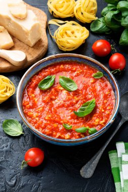 Makarna veya spagetti için tavuk etli geleneksel İtalyan bolonez sosu..