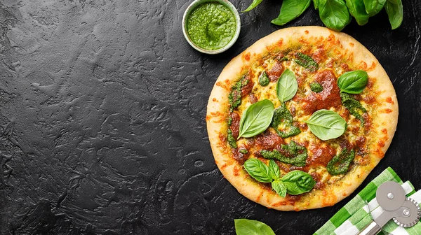 Frisch Gebackene Hausgemachte Pizza Oder Kuchen Mit Basilikum Pesto Sauce — Stockfoto