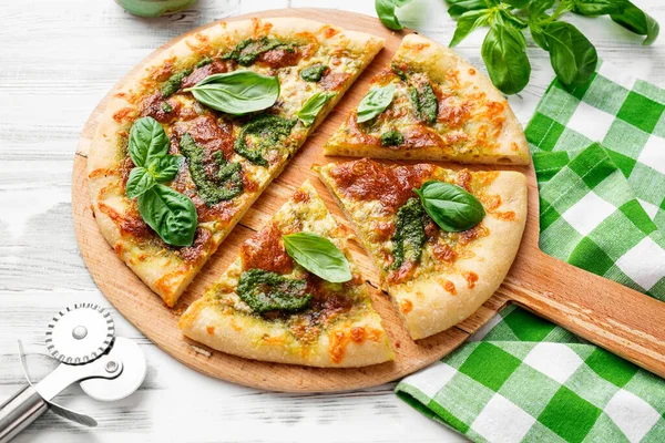 Świeża Pizza Lub Ciasto Domowej Roboty Sosem Bazyliowym Pesto Serem — Zdjęcie stockowe