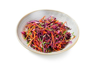 Beyaz arka planda havuçlu kırmızı lahana salatası.