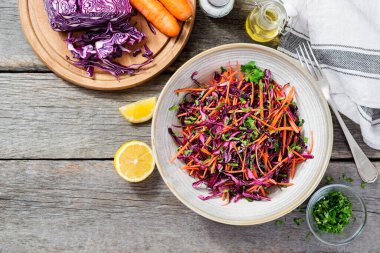 Lahana salatası, kırmızı lahana, havuç ve ahşap kaplama.