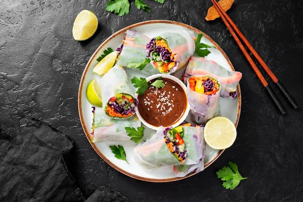 Rollos Primavera Vegetarianos Vietnamitas Con Salsa Mantequilla Maní Zanahoria Pepino —  Fotos de Stock