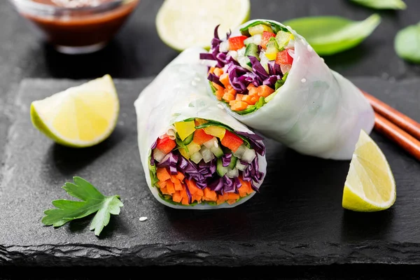 Vegetarische Vietnamese Loempia Met Pindakaas Wortel Komkommer Rode Kool Rijstnoedel — Stockfoto