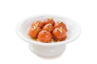 Gulab Jamun geleneksel Hint tatlısıdır. beyaz arkaplanda izole