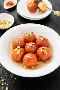 Gulab Jamun geleneksel Hint tatlısıdır..