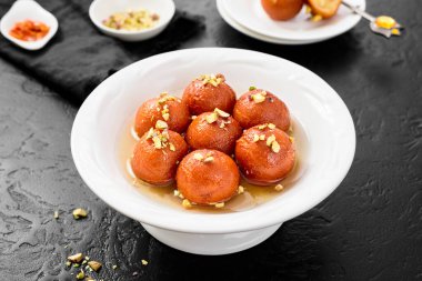 Gulab Jamun geleneksel Hint tatlısıdır..