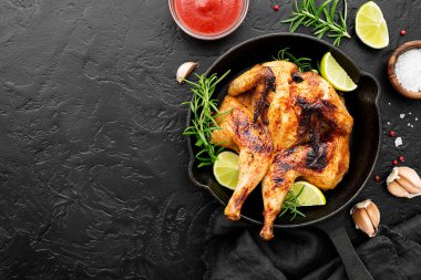 Kelebek ızgara tavuk limon ve biberiyeyle servis edilir..