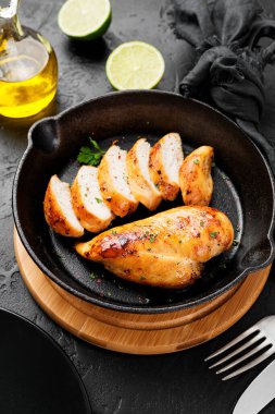 Izgara tavuk göğsü. Limonlu dilimlenmiş tavuk filetosu.