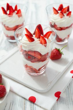 Krem şanti ve taze çilek..