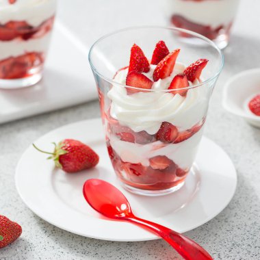 Krem şanti ve taze çilek..