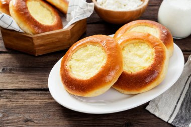 Süzme peynirli köfteler. Rus pastası (vatrushka)