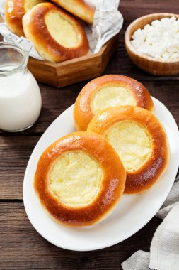 Süzme peynirli köfteler. Rus pastası (vatrushka)