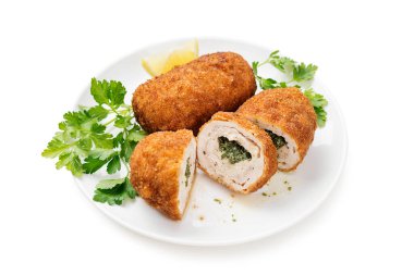 Tereyağı, sarımsak ve otla doldurulmuş Kiev usulü tavuk göğsü. beyaz arkaplanda izole