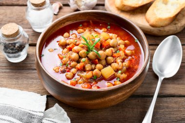 Limon ve ekmekle servis edilen iştah açıcı nohut çorbası..