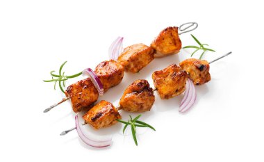 Kebap - ızgara tavuk eti şiş kebap, beyaz arka planda izole edilmiş..